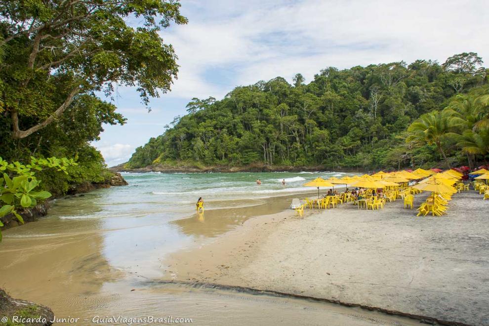 Imagem de guarda sol com cadeiras e mesas nas areias da Praia da Ribeira.